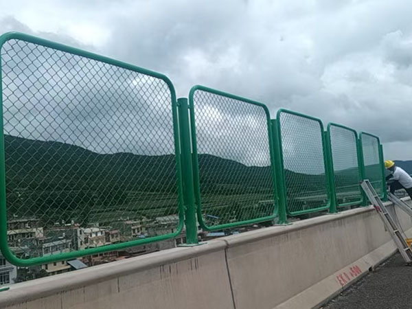 高标准勾花防护网案例